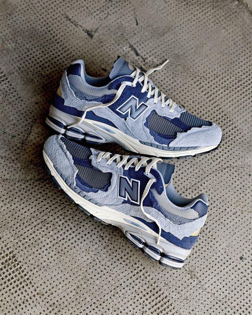 NEW BALANCE 2002R