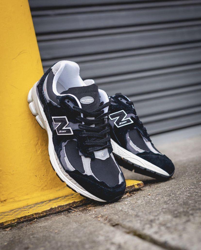 NEW BALANCE 2002R