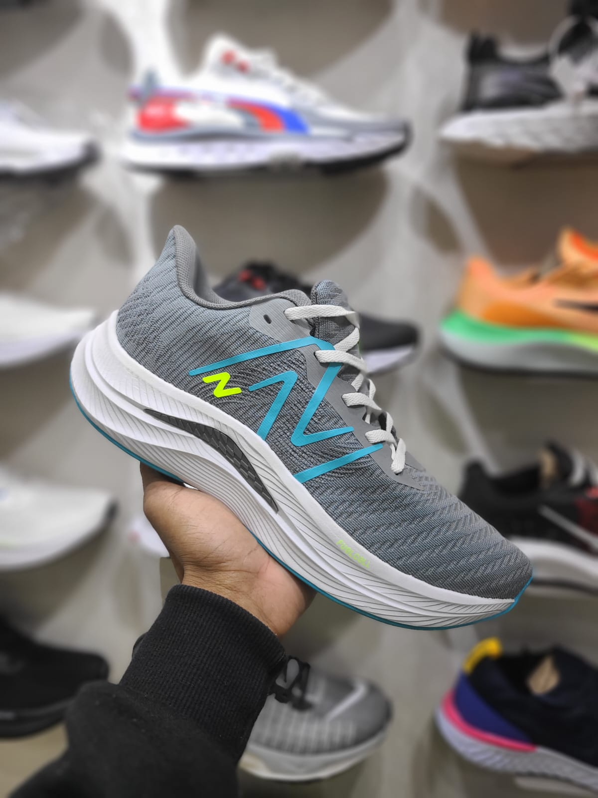 NEW BALANCE V4