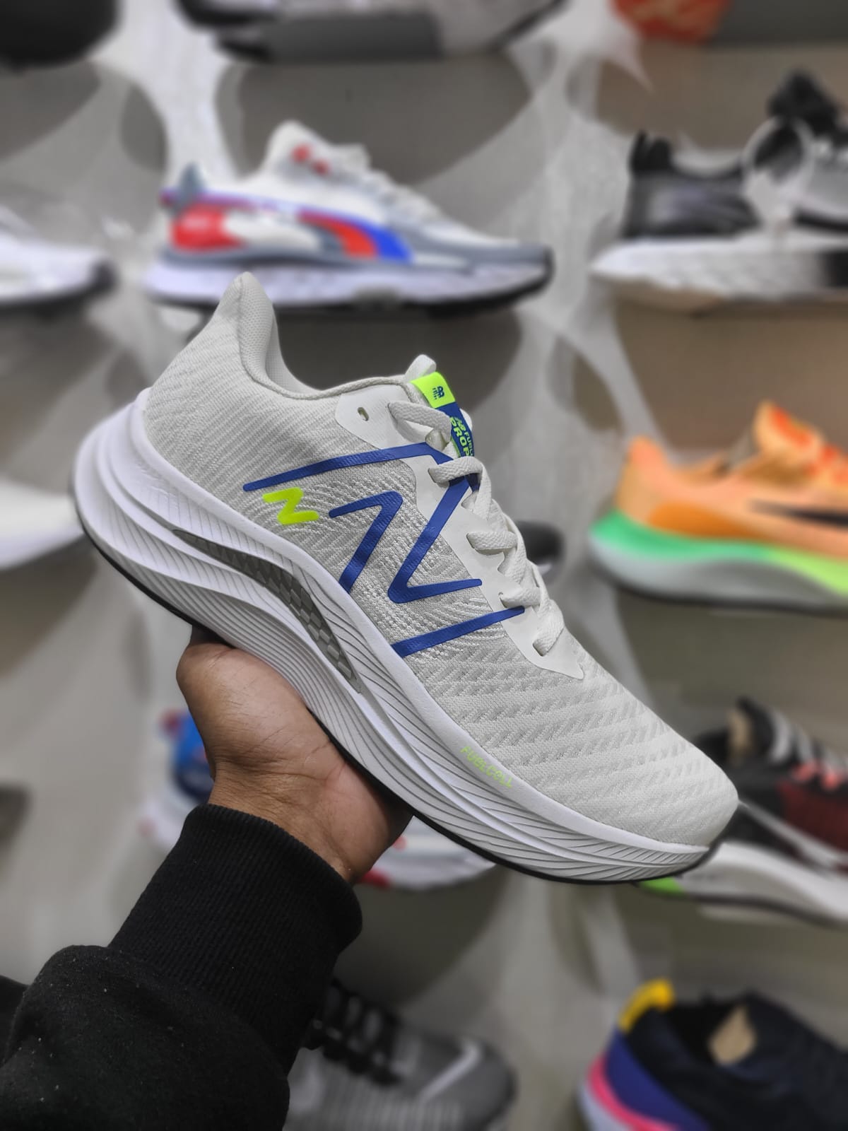 NEW BALANCE V4