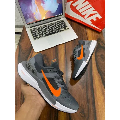 NIKE VOMERO 15