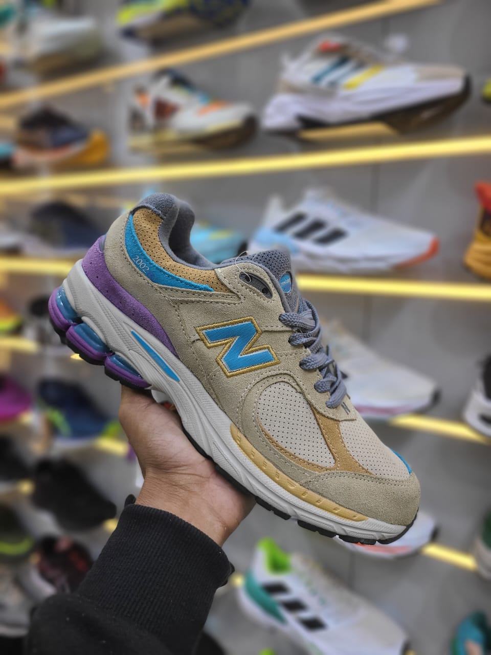 NEW BALANCE 2002R